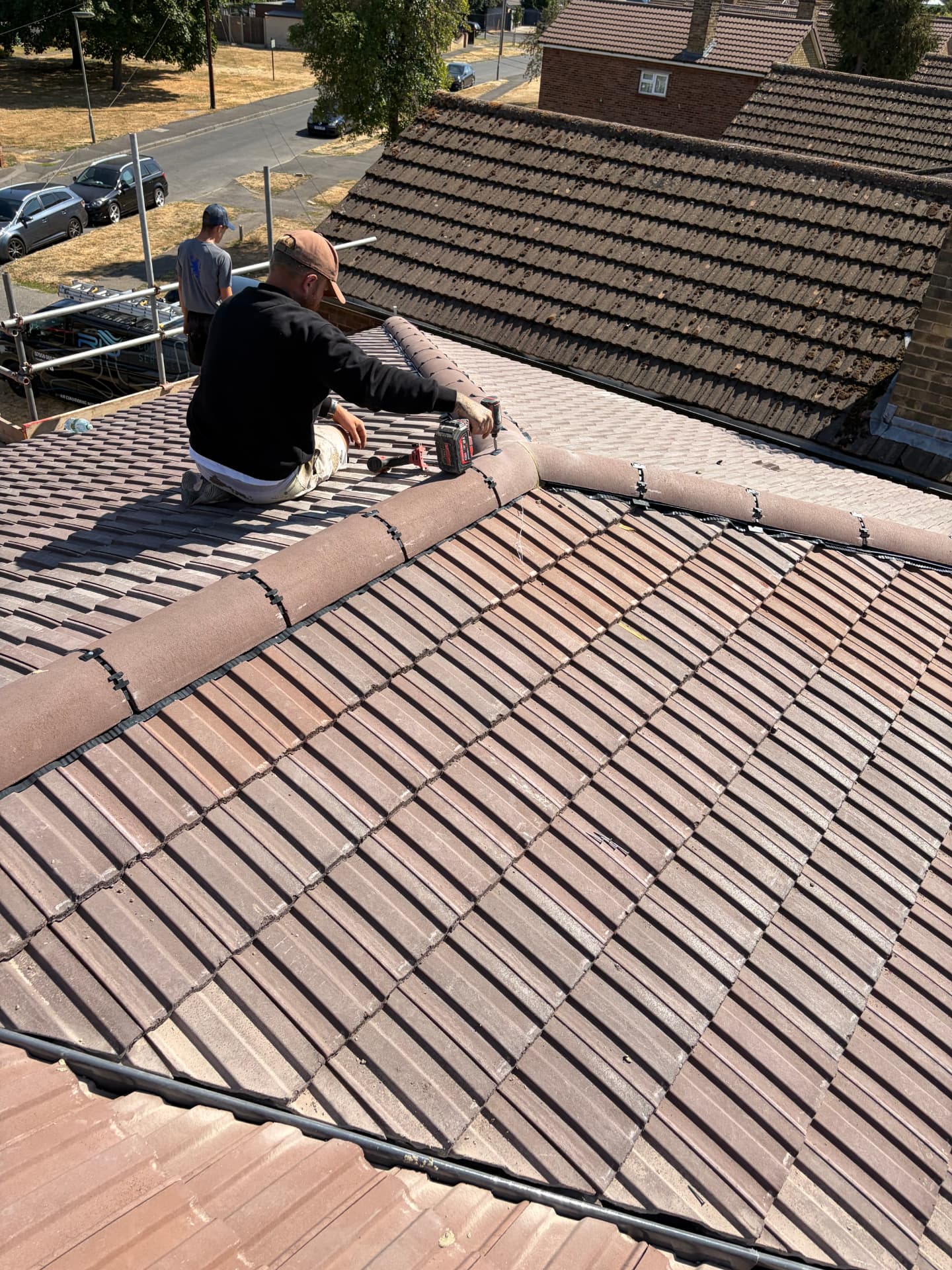Dry ridge installation — cordless driver fixing ridge tiles with mechanical union clips